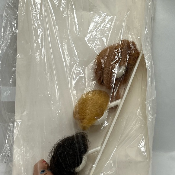 VINTAGE 1958 BARBIE MOLDED HAIR HEAD W/ BLOND, RED HEAD, BRUNETTE WIGS, ORIGINAL - Picture 3 of 6